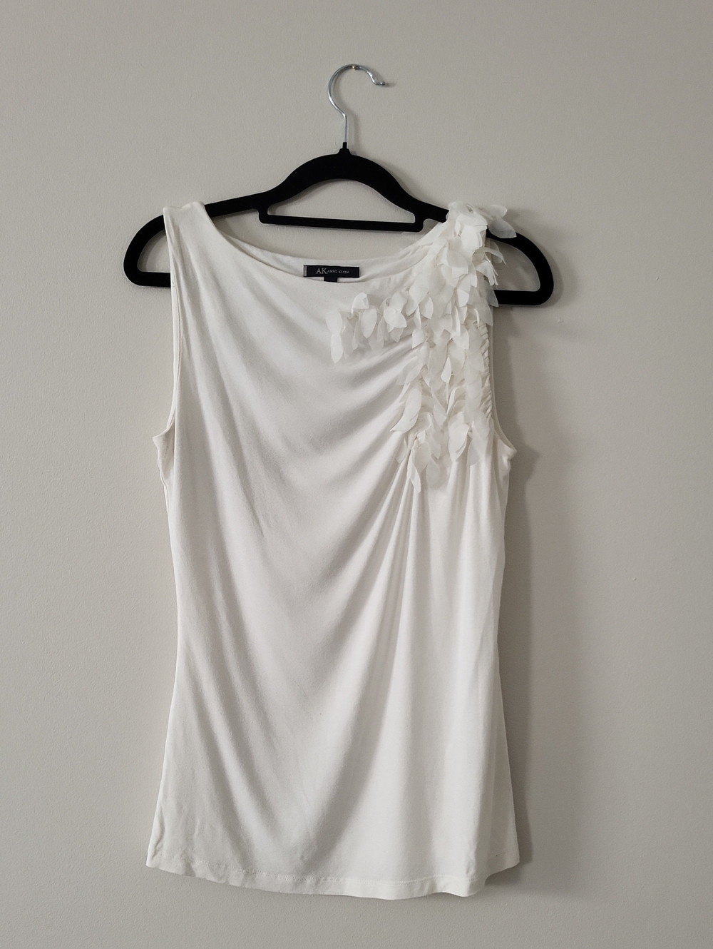 Medium Anne Klein feather shoulder top